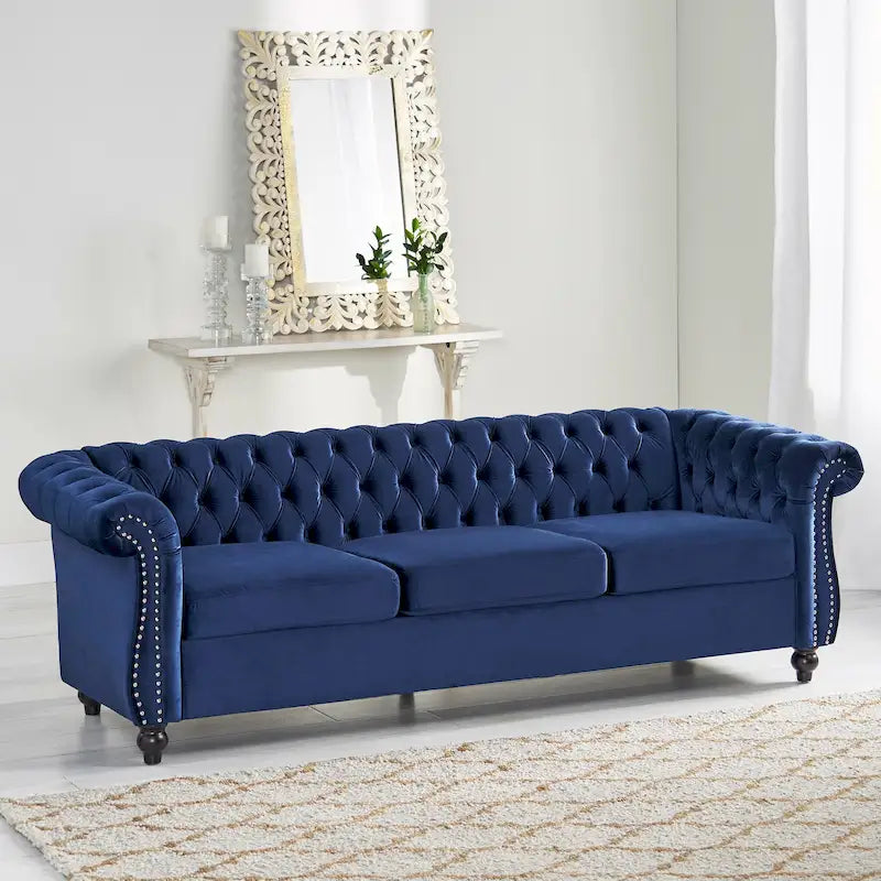 Canapé 3 places bas à dossier capitonné Chesterfield bleu avec bordure cloutée et accoudoirs volutes