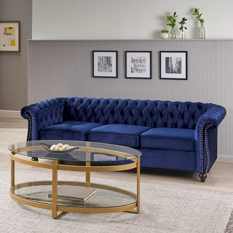 Canapé 3 places bas à dossier capitonné Chesterfield bleu avec bordure cloutée et accoudoirs volutes