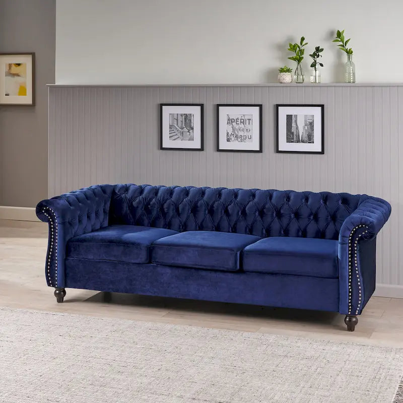 Canapé 3 places bas à dossier capitonné Chesterfield bleu avec bordure cloutée et accoudoirs volutes