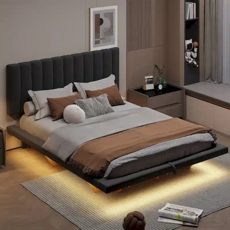 Lit plateforme flottant Queen en velours rose / gris / beige avec éclairage à bande LED, port USB et 4 compartiments de rangement