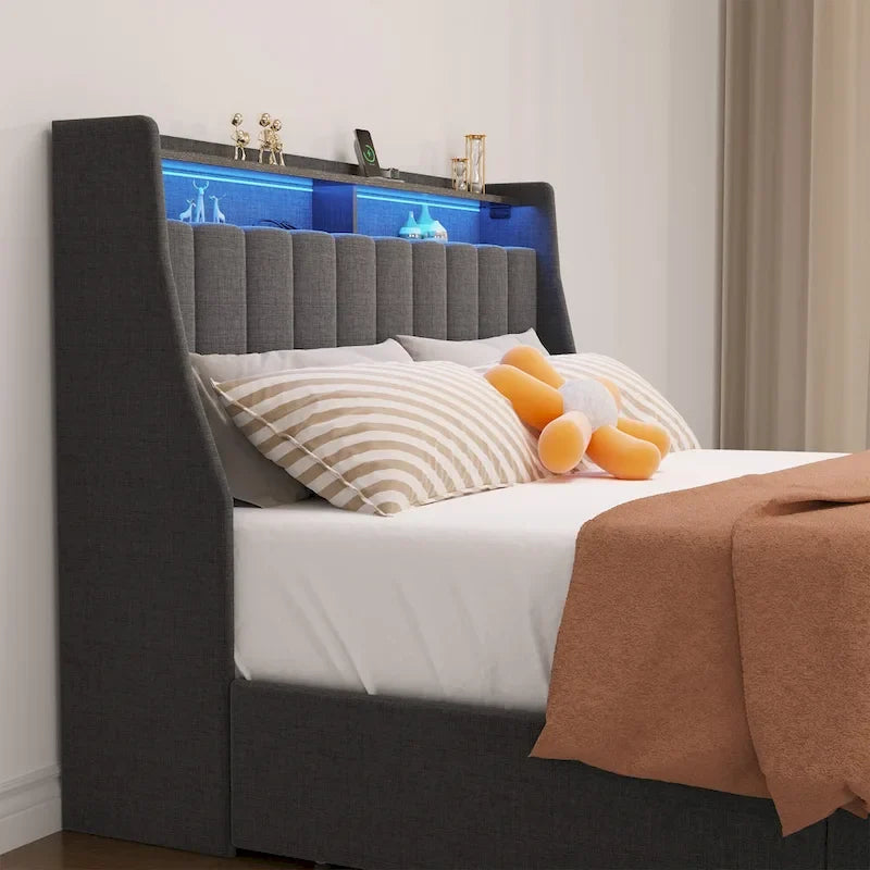 Lit Plateforme en Lin Gris Foncé / Gris Clair avec LED RGB, 4 Tiroirs et Étagères de Tête de Lit – Double / Queen