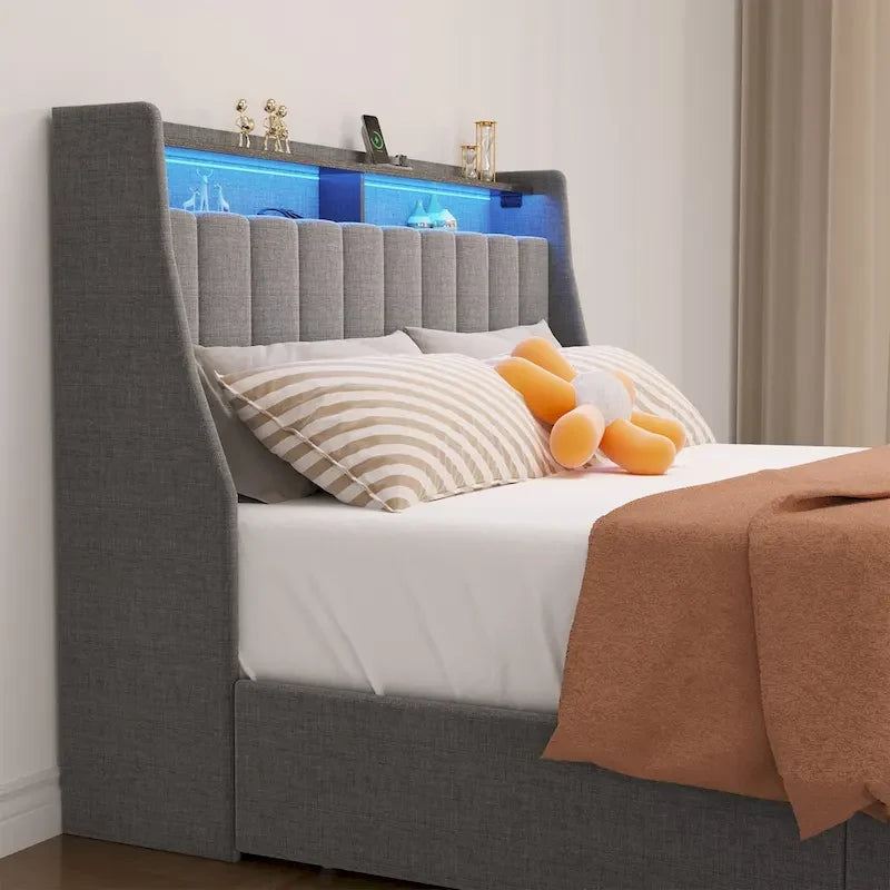 Lit Plateforme en Lin Gris Foncé / Gris Clair avec LED RGB, 4 Tiroirs et Étagères de Tête de Lit – Double / Queen