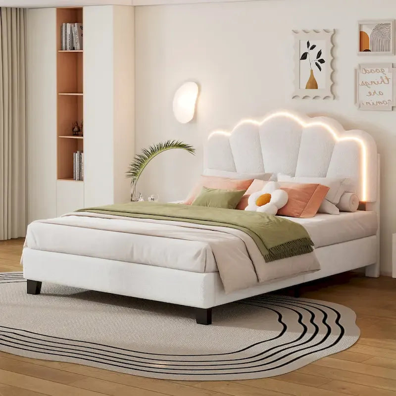 Lit plateforme capitonné en Sherpa blanc avec fleurs, lumières LED et tête de lit réglable
