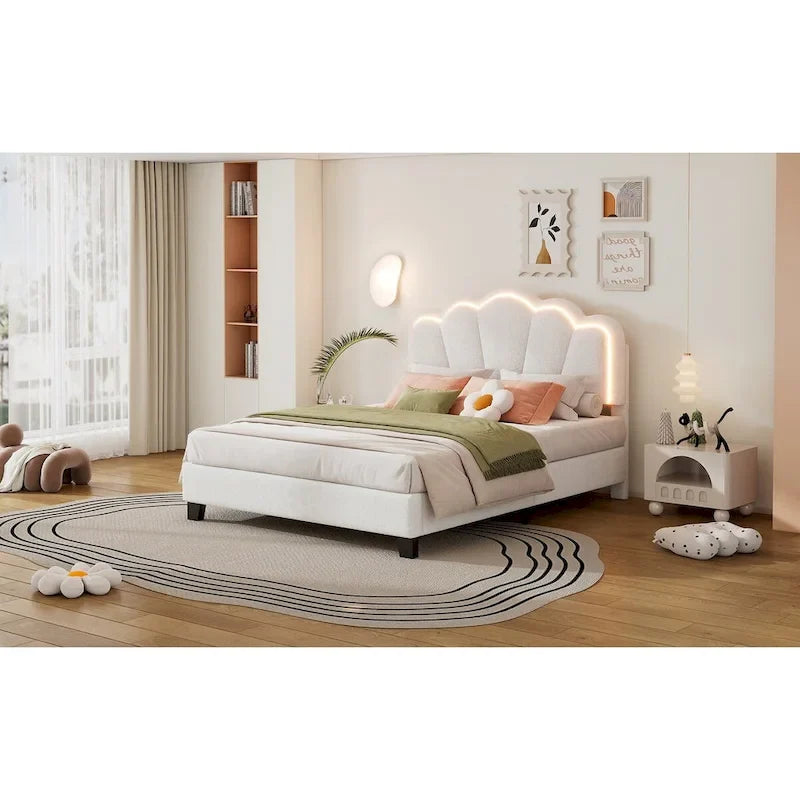 Lit plateforme capitonné en Sherpa blanc avec fleurs, lumières LED et tête de lit réglable