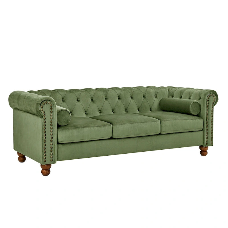 Canapé 3 places Chesterfield en velours vert capitonné avec accoudoirs volutes et pieds tournés