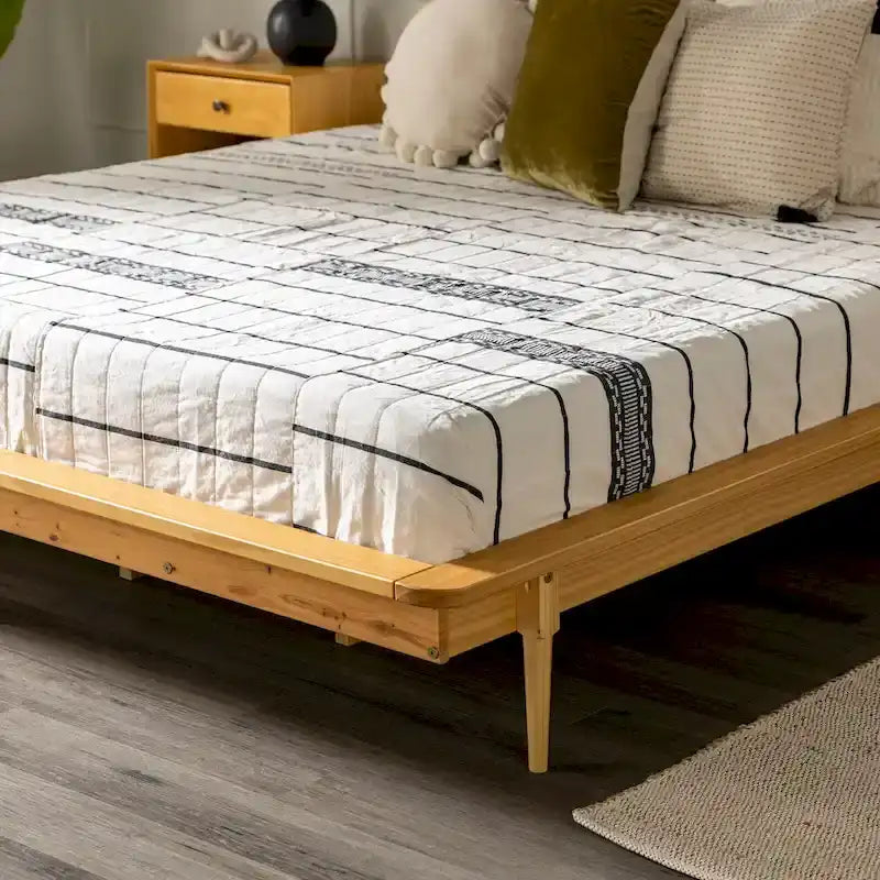 Lit plateforme King en pin massif avec pieds effilés, couleur caramel, noyer, blanc, chêne clair – 1 personne