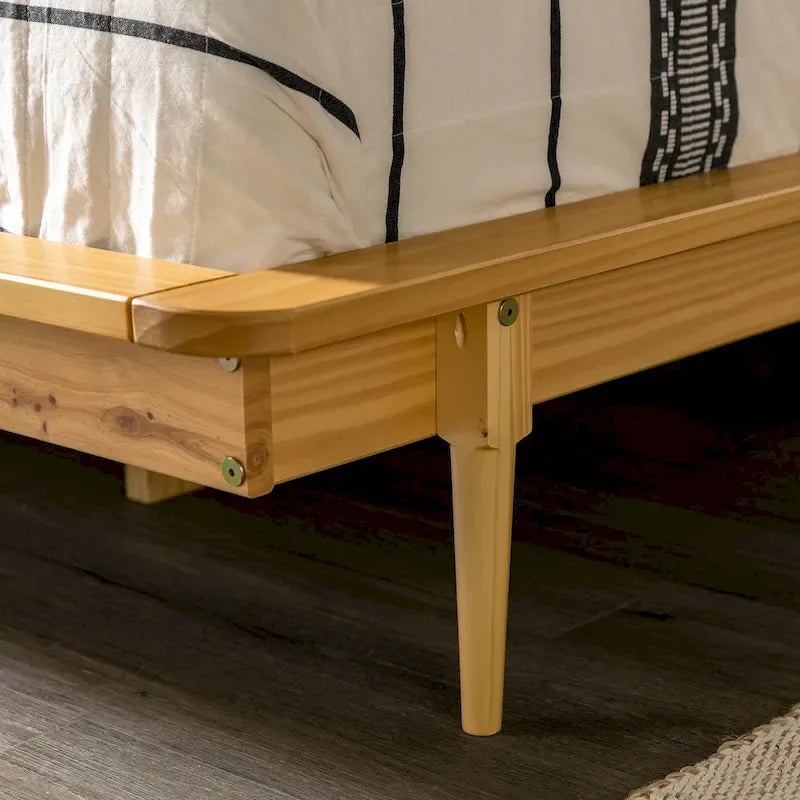 Lit plateforme King en pin massif avec pieds effilés, couleur caramel, noyer, blanc, chêne clair – 1 personne