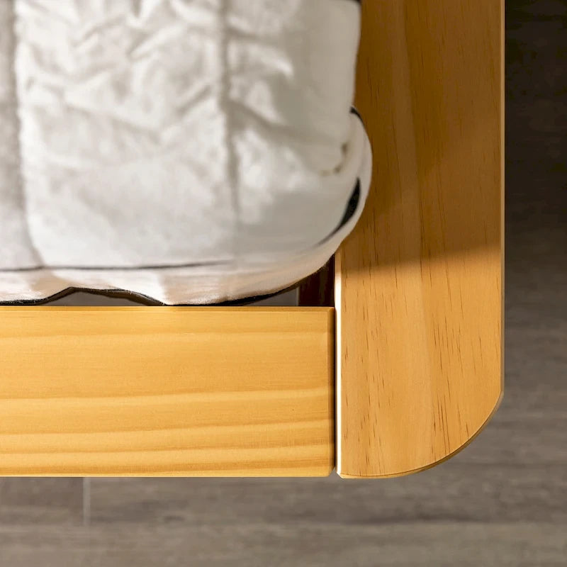 Lit plateforme King en pin massif avec pieds effilés, couleur caramel, noyer, blanc, chêne clair – 1 personne