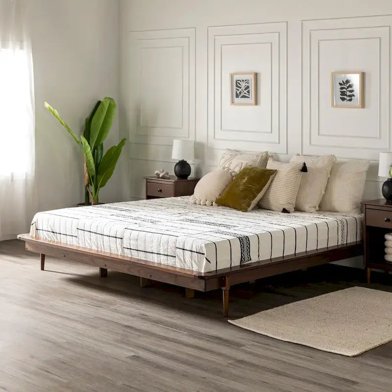 Lit plateforme King en pin massif avec pieds effilés, couleur caramel, noyer, blanc, chêne clair – 1 personne