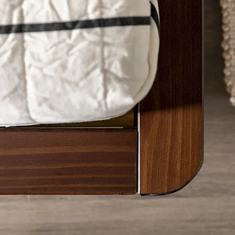 Lit plateforme King en pin massif avec pieds effilés, couleur caramel, noyer, blanc, chêne clair – 1 personne