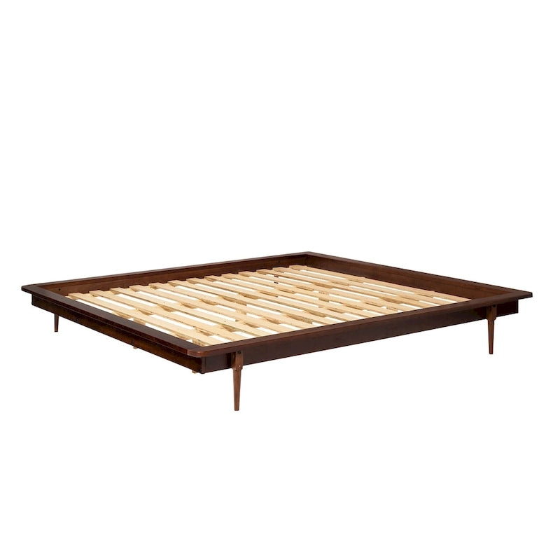 Lit plateforme King en pin massif avec pieds effilés, couleur caramel, noyer, blanc, chêne clair – 1 personne