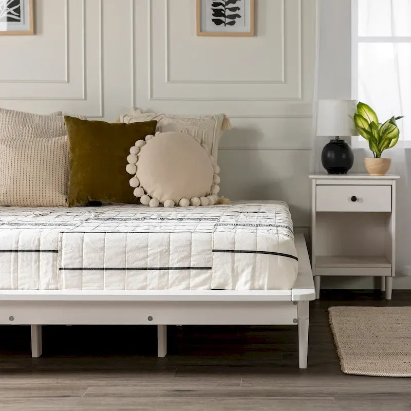 Lit plateforme King en pin massif avec pieds effilés, couleur caramel, noyer, blanc, chêne clair – 1 personne
