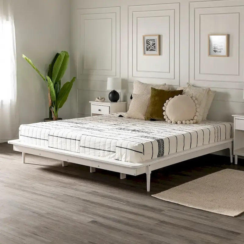 Lit plateforme King en pin massif avec pieds effilés, couleur caramel, noyer, blanc, chêne clair – 1 personne
