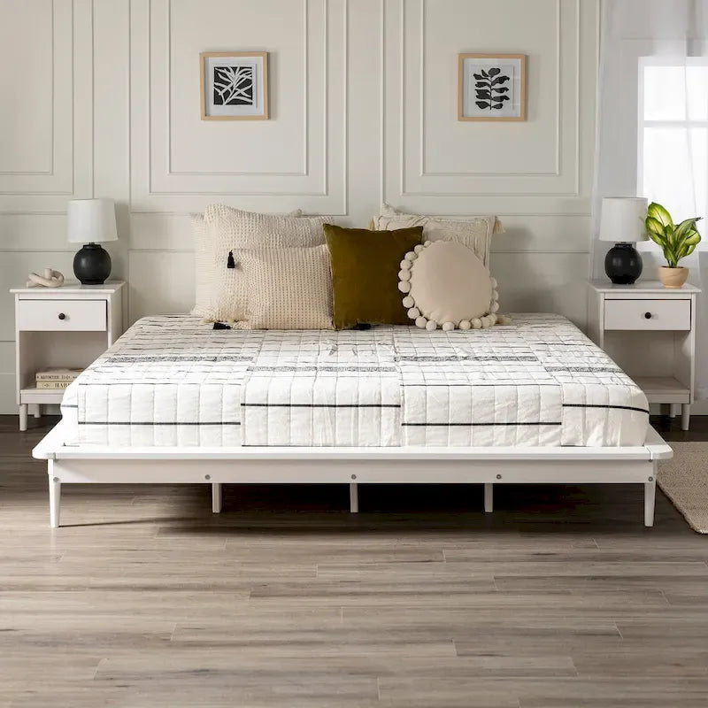 Lit plateforme King en pin massif avec pieds effilés, couleur caramel, noyer, blanc, chêne clair – 1 personne