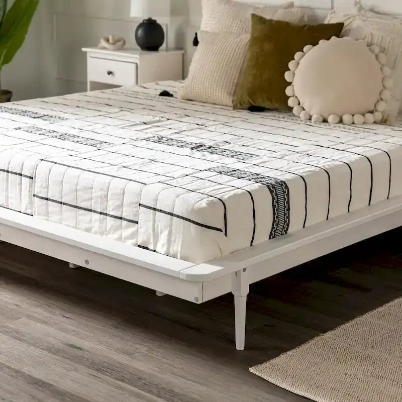 Lit plateforme King en pin massif avec pieds effilés, couleur caramel, noyer, blanc, chêne clair – 1 personne