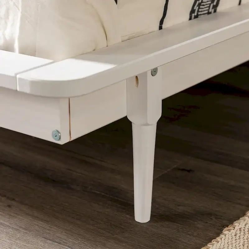 Lit plateforme King en pin massif avec pieds effilés, couleur caramel, noyer, blanc, chêne clair – 1 personne