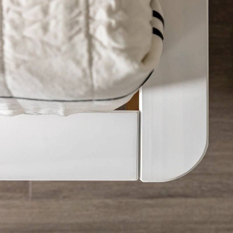 Lit plateforme King en pin massif avec pieds effilés, couleur caramel, noyer, blanc, chêne clair – 1 personne