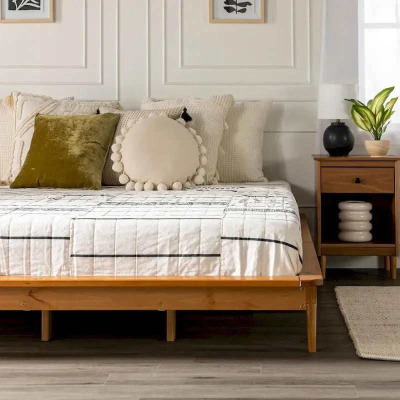 Lit plateforme King en pin massif avec pieds effilés, couleur caramel, noyer, blanc, chêne clair – 1 personne