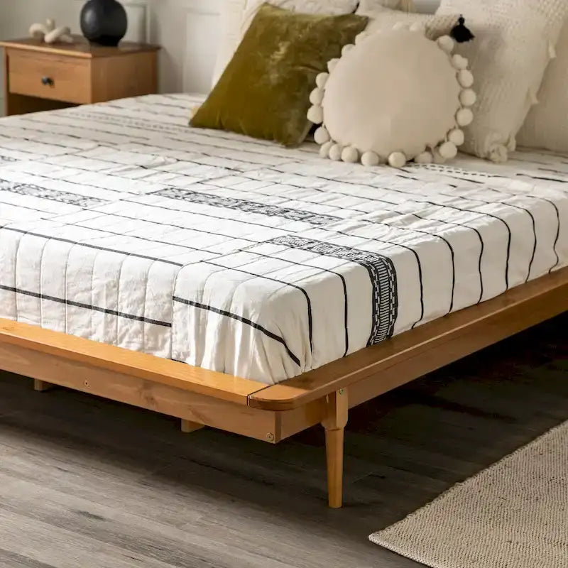 Lit plateforme King en pin massif avec pieds effilés, couleur caramel, noyer, blanc, chêne clair – 1 personne