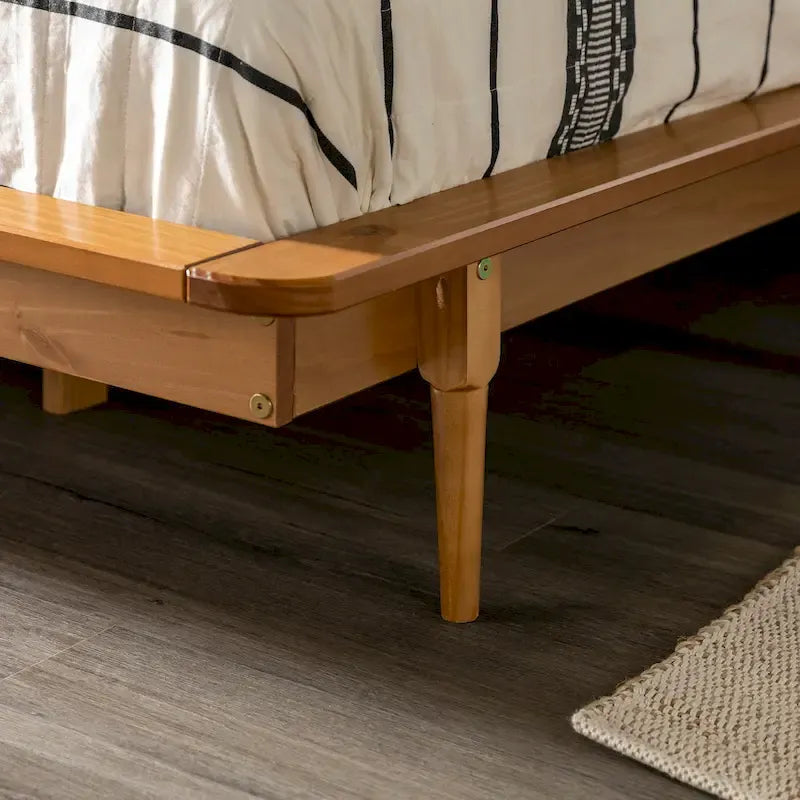 Lit plateforme King en pin massif avec pieds effilés, couleur caramel, noyer, blanc, chêne clair – 1 personne