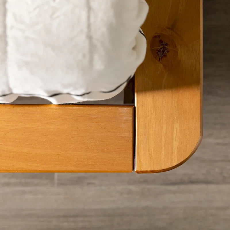 Lit plateforme King en pin massif avec pieds effilés, couleur caramel, noyer, blanc, chêne clair – 1 personne