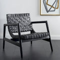 Fauteuil Scandinave Rétro en Cuir Tressé Noir / Cognac / Blanc avec Cadre en Bois Naturel – 1 Place