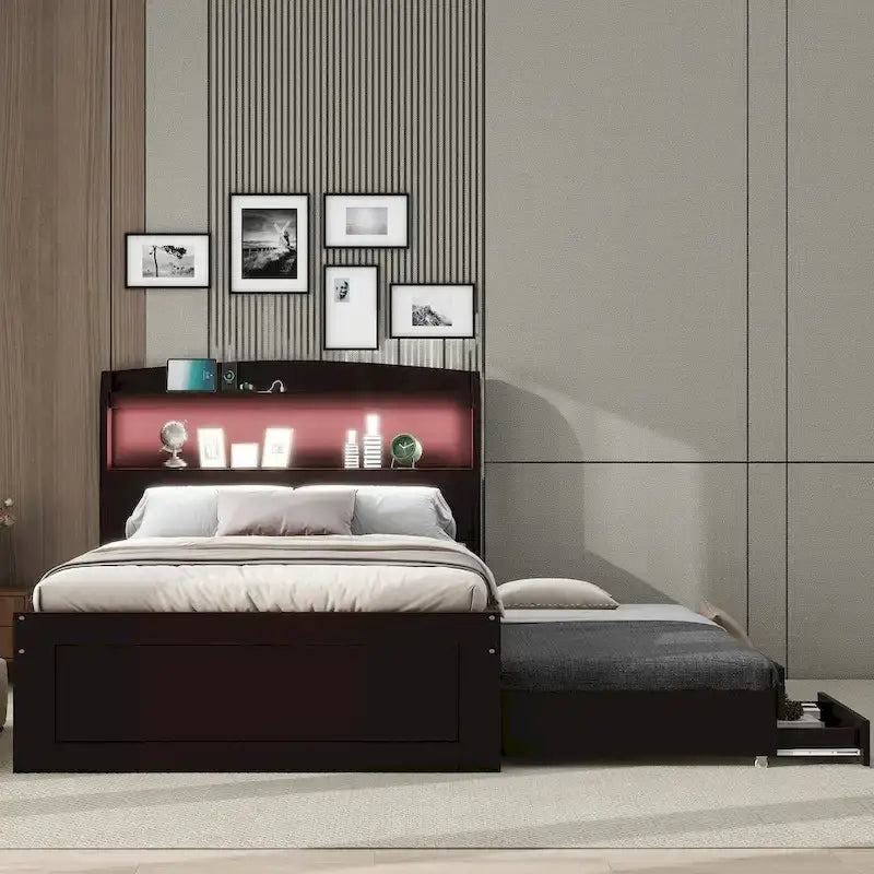 Lit plateforme double XL gris/marron foncé avec étagères de tête de lit LED, station de charge, lit gigogne et 2 tiroirs