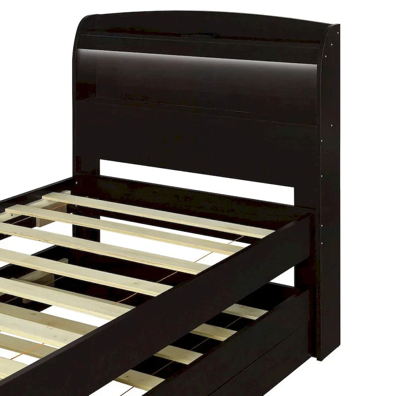 Lit plateforme double XL gris/marron foncé avec étagères de tête de lit LED, station de charge, lit gigogne et 2 tiroirs