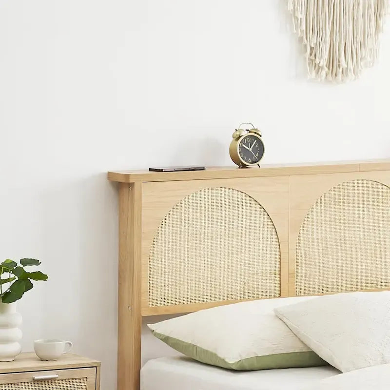 Cadre de lit beige Bohème en rotin naturel avec bande lumineuse LED et rangement chevet – Lit double / Queen