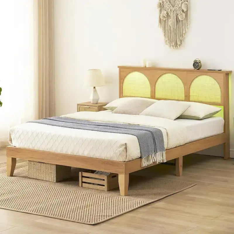 Cadre de lit beige Bohème en rotin naturel avec bande lumineuse LED et rangement chevet – Lit double / Queen