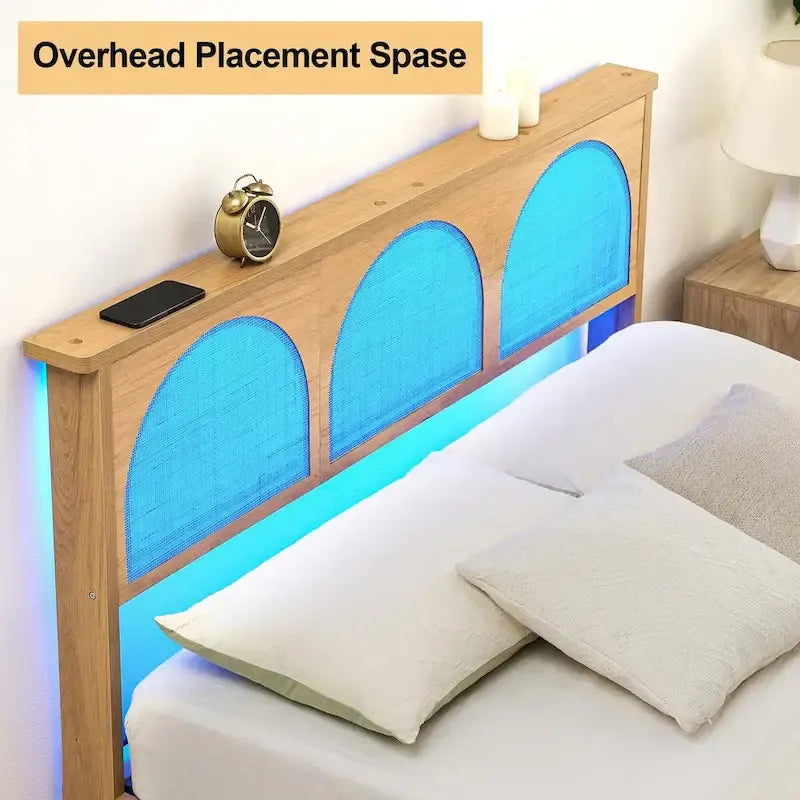 Cadre de lit beige Bohème en rotin naturel avec bande lumineuse LED et rangement chevet – Lit double / Queen